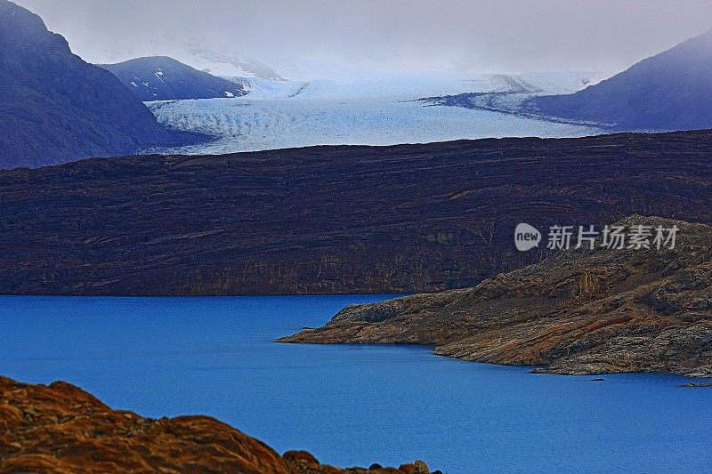 在乌普萨拉冰川和阿根廷的El Calafate湖之上，巴塔哥尼亚